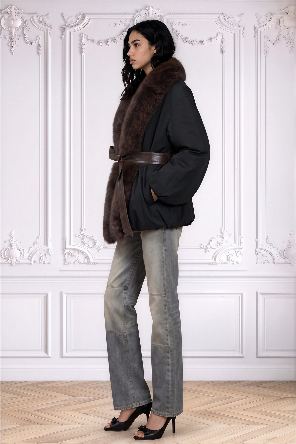 Songe | Doudoune noire ceinturée, col en shearling brun et ceinture enveloppante en cuir.